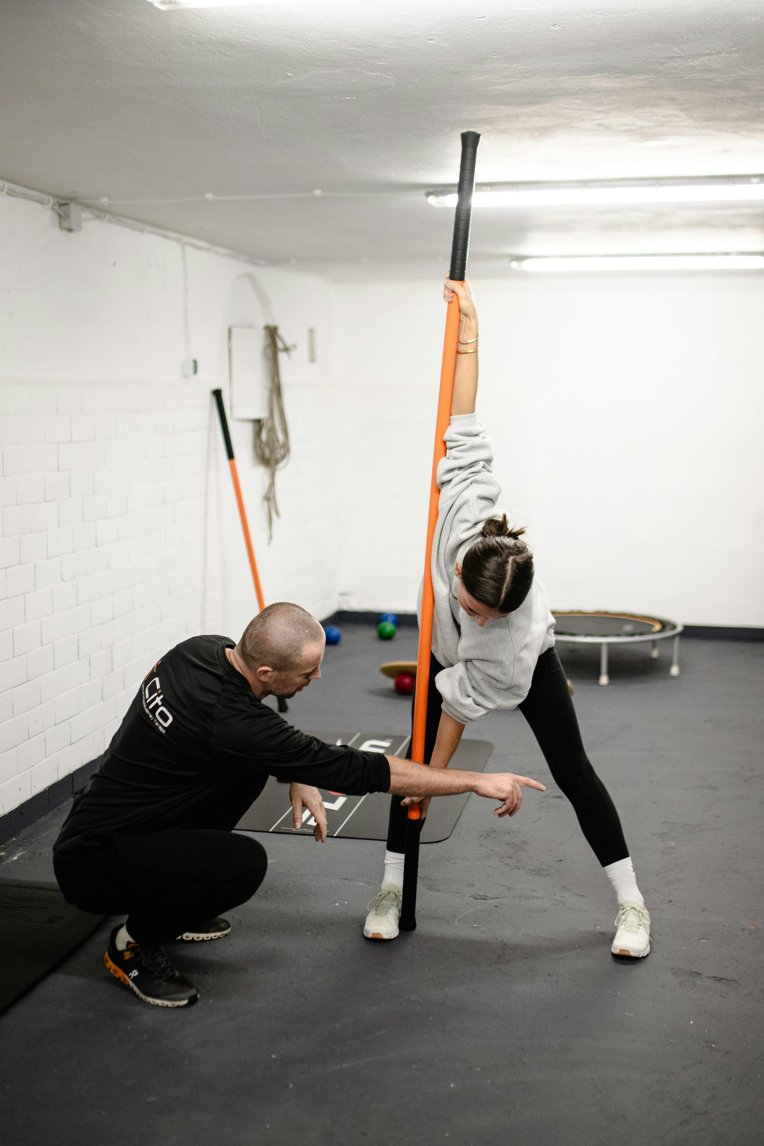 Entrenador guiando una sesión de movilidad funcional